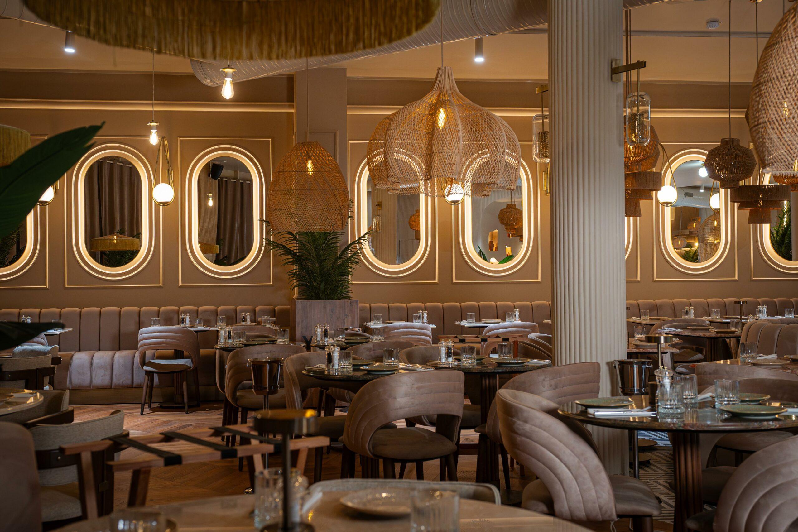 Salle elegante du restaurant Yava Paris avec suspensions et tables dressees